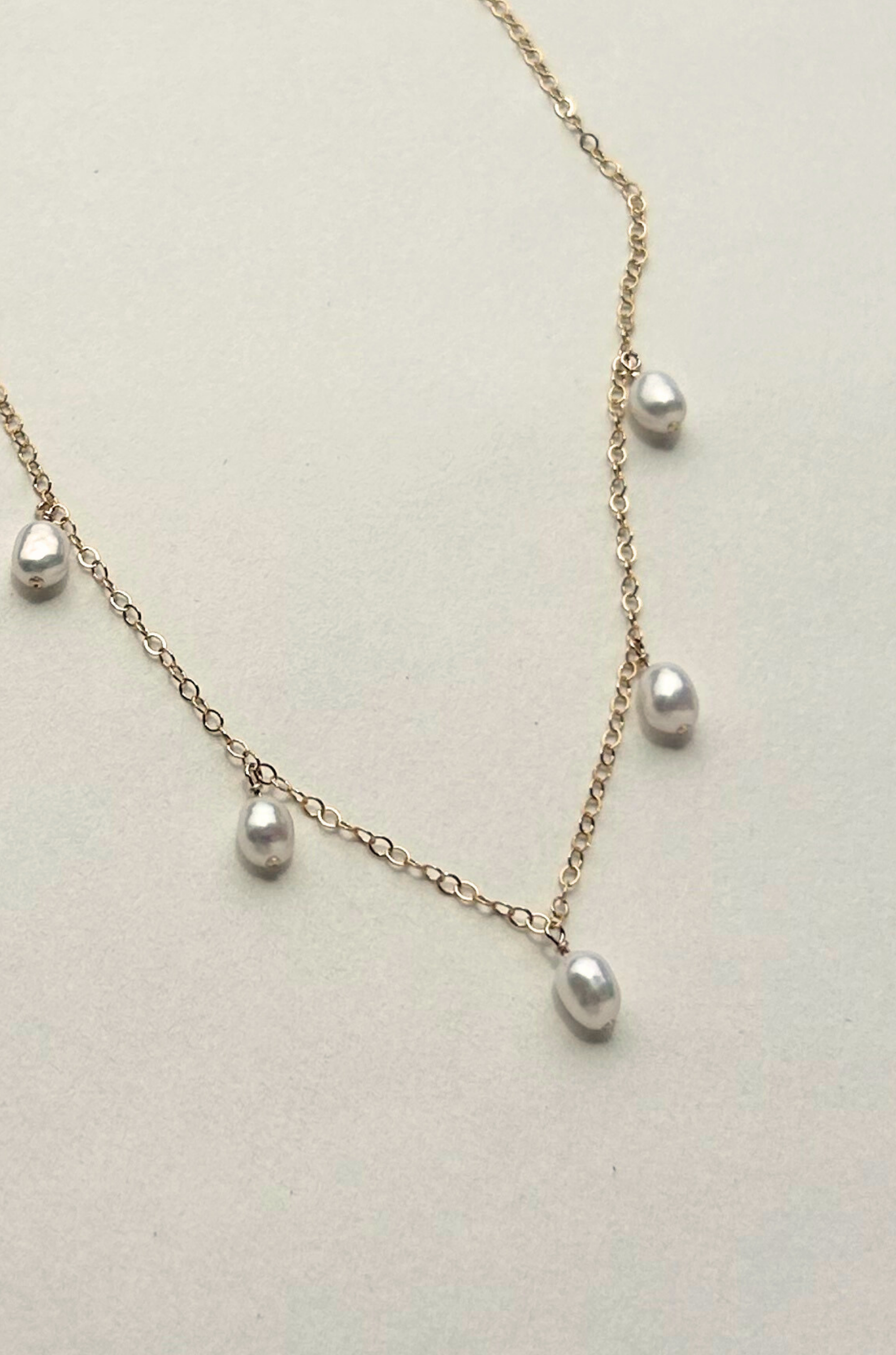 Gold filled pearl charm anklet
Length: 8” Chain with 1.5” extender
Charm: Five .25" pearls
Size and shape of pearls may vary