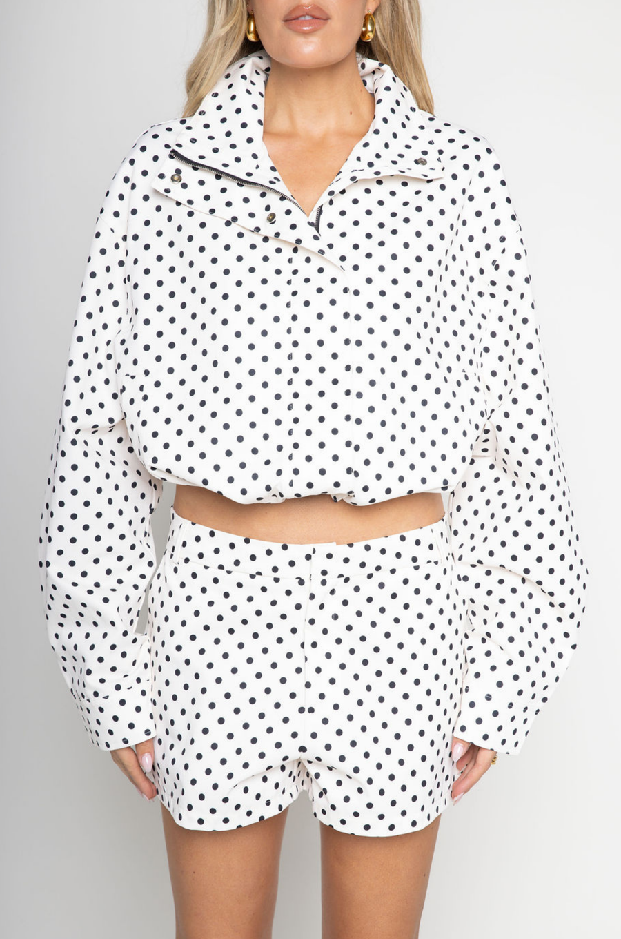 white snd black polka dot set
zara dupe
TOP
Polka dot collared jacket
Button zipper closure
Adjustable drawstring
Side pockets
Unlined
Length: 22.5"
Polyester

BOTTOMS
Polka dot high waisted shorts
Button zipper closure
Belt loops
Side pockets
Faux back pockets
Unlined
Length: 13" / Waist: 30" / Rise: 11.5"
Polyester