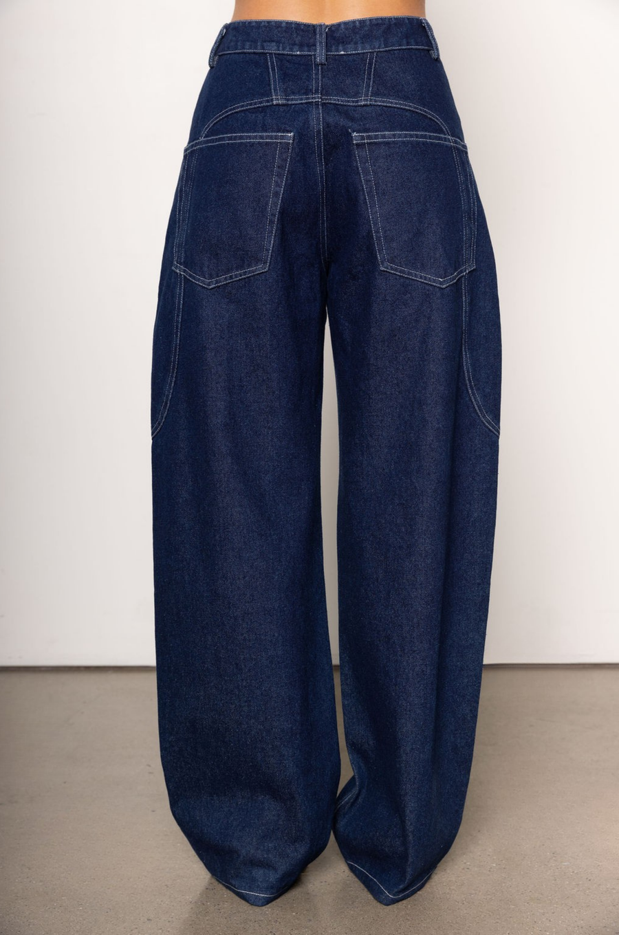 dark denim High waisted denim jeans
Button fly closure
4 pocket construction
Belt loops
Western contrast stitching
Unlined
cute westen jeans