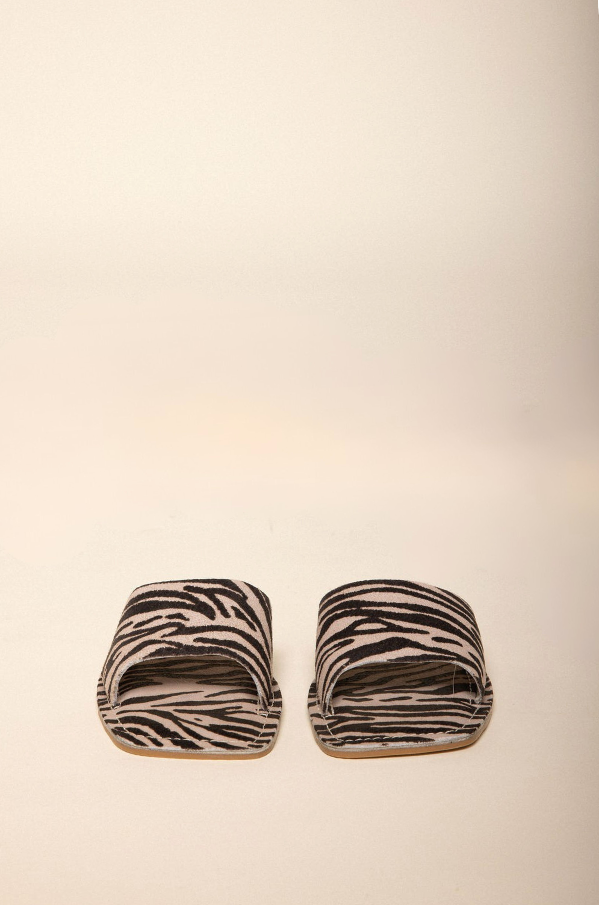 One-band zebra suede printed slide sandal
Squared toe
Padded insole
Suede/Synthetic
zebra slide sandals