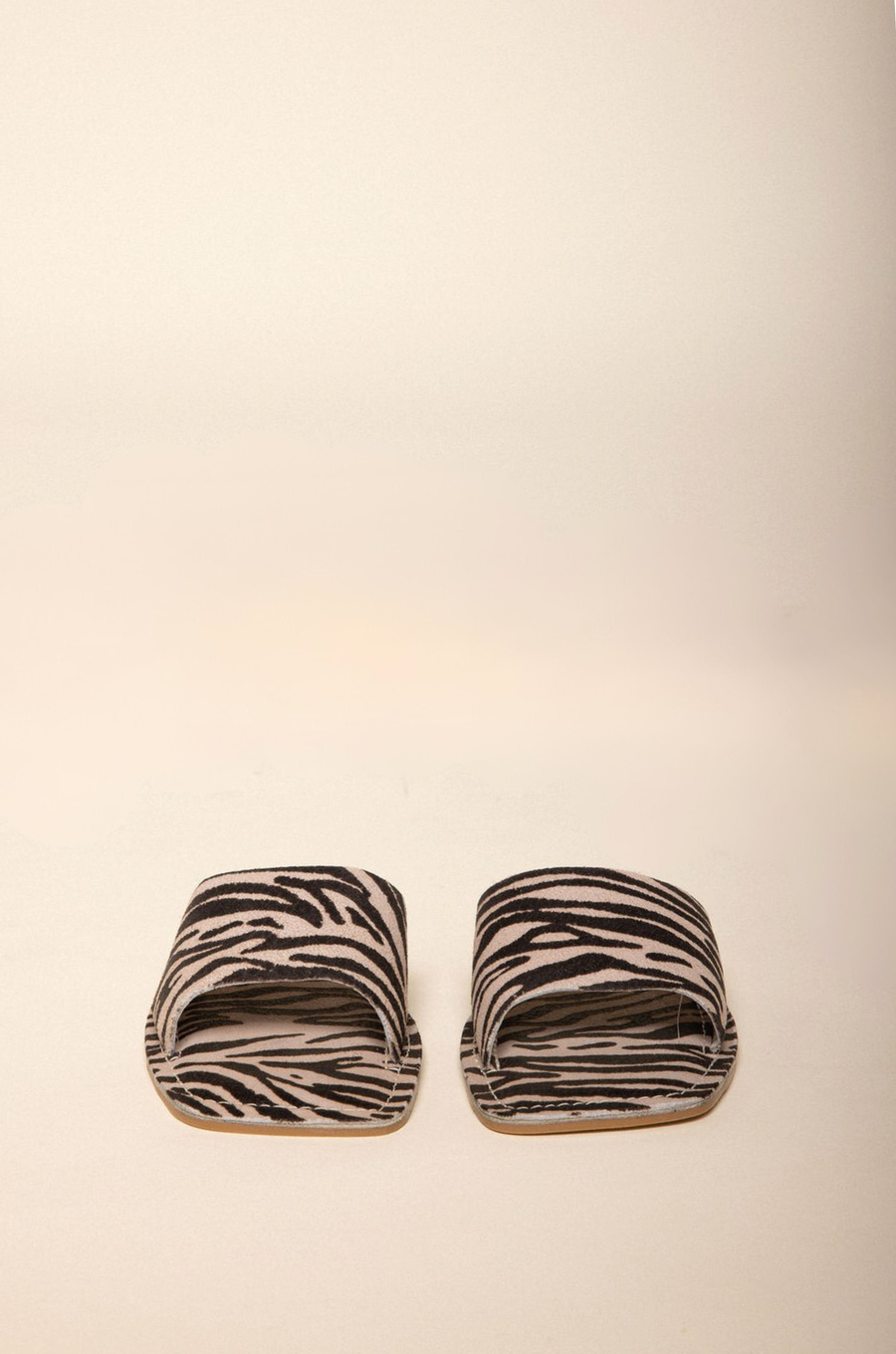 One-band zebra suede printed slide sandal
Squared toe
Padded insole
Suede/Synthetic
zebra slide sandals