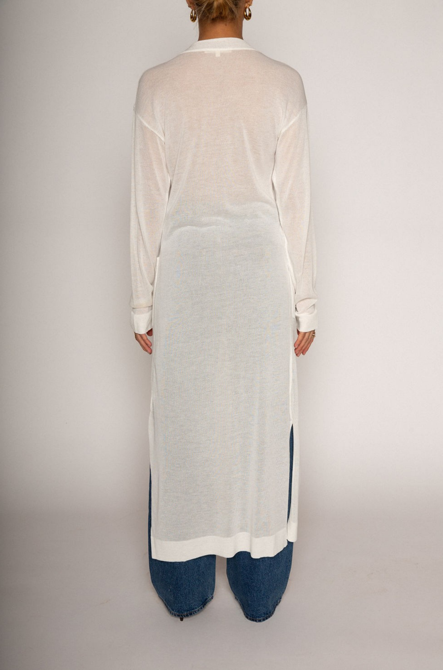 white Thin knit longline cardigan
Long sleeves
Front button down closure
Front pockets
Side slits
Unlined
pool cover up
beach cover up