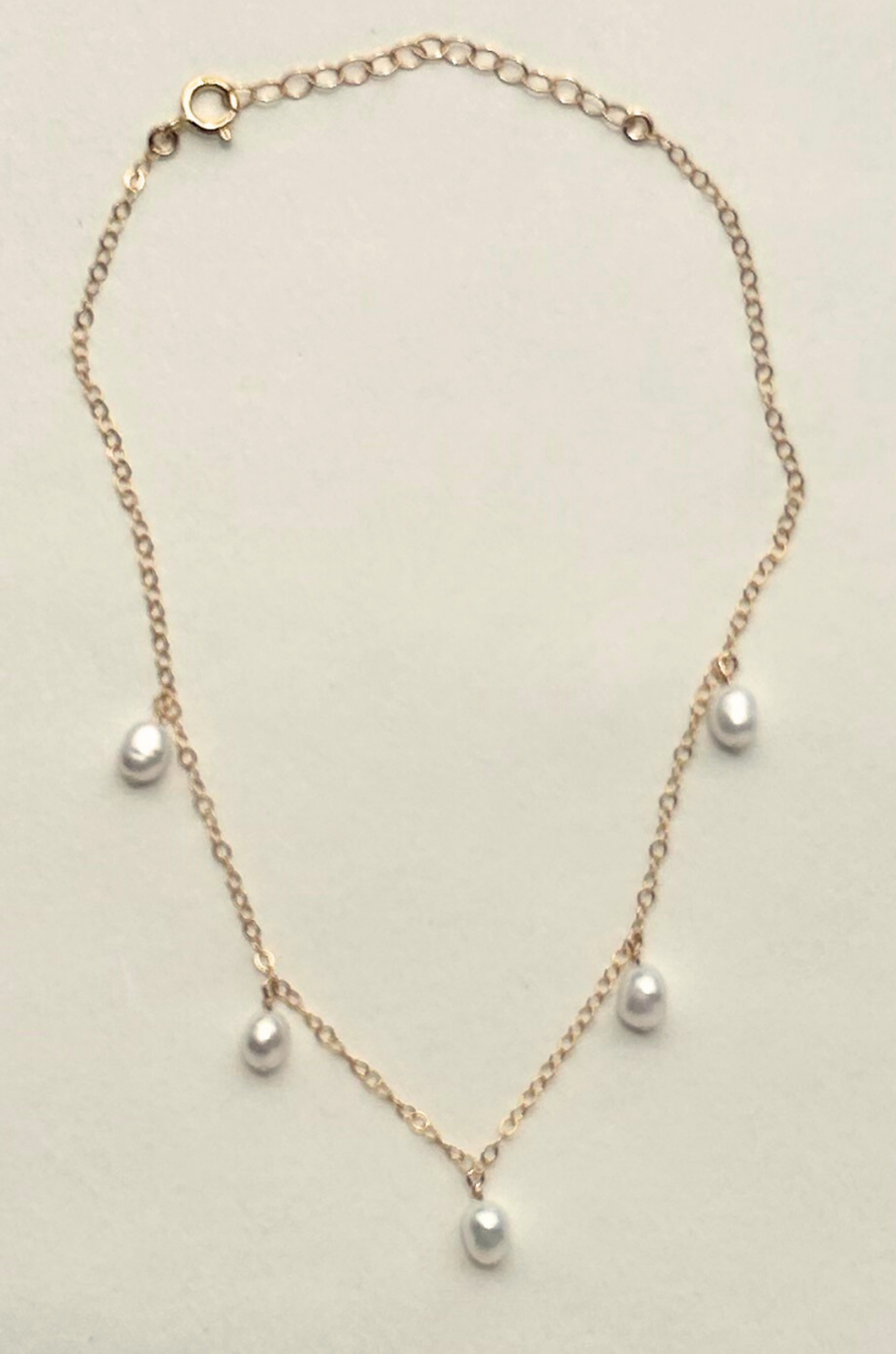 Gold filled pearl charm anklet
Length: 8” Chain with 1.5” extender
Charm: Five .25" pearls
Size and shape of pearls may vary