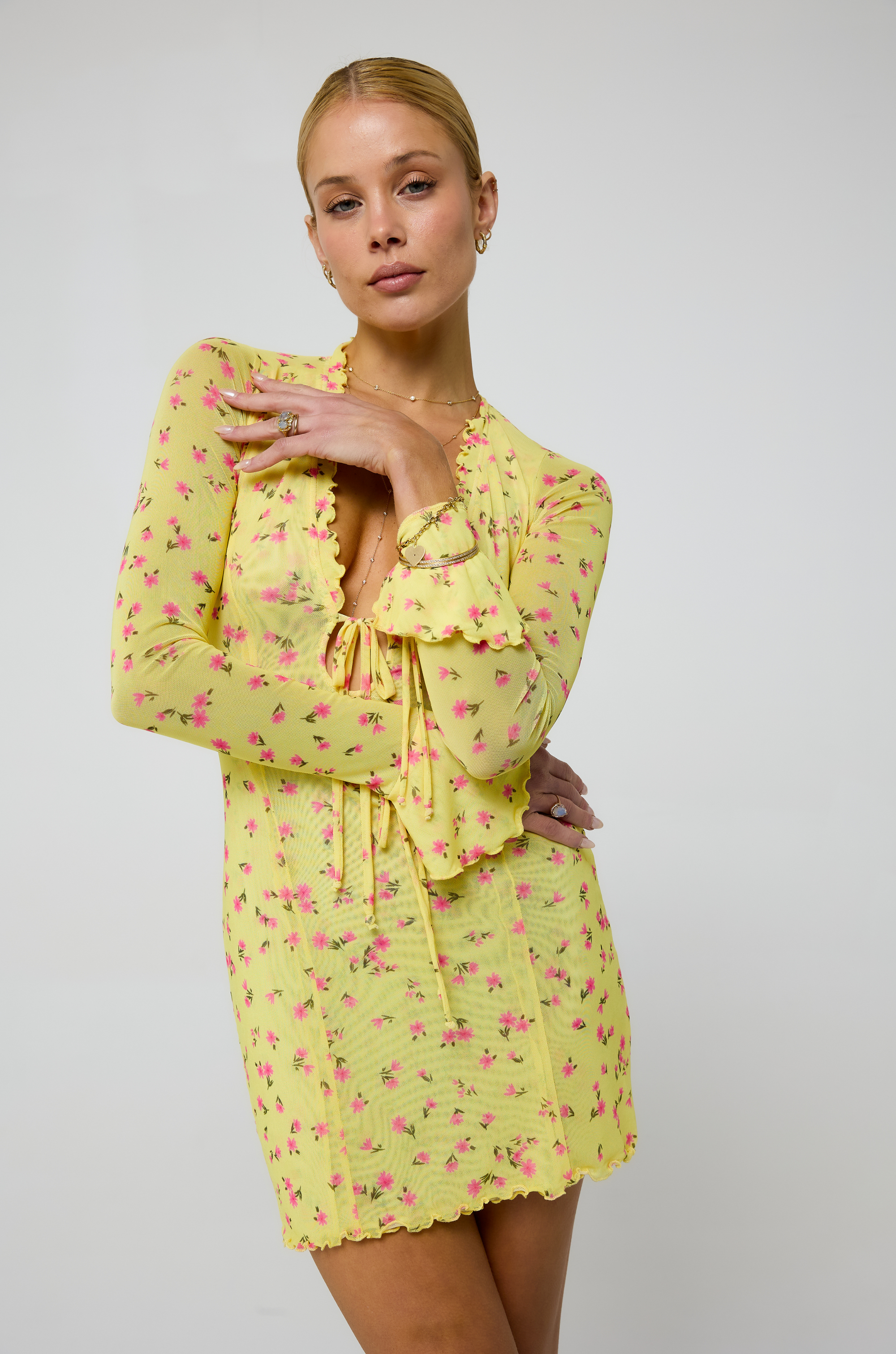 yellow Floral printed long sleeve mini dress
Deep v neckline
Ruffle trim
Tie keyhole
Fully lined in our soft mesh fabric