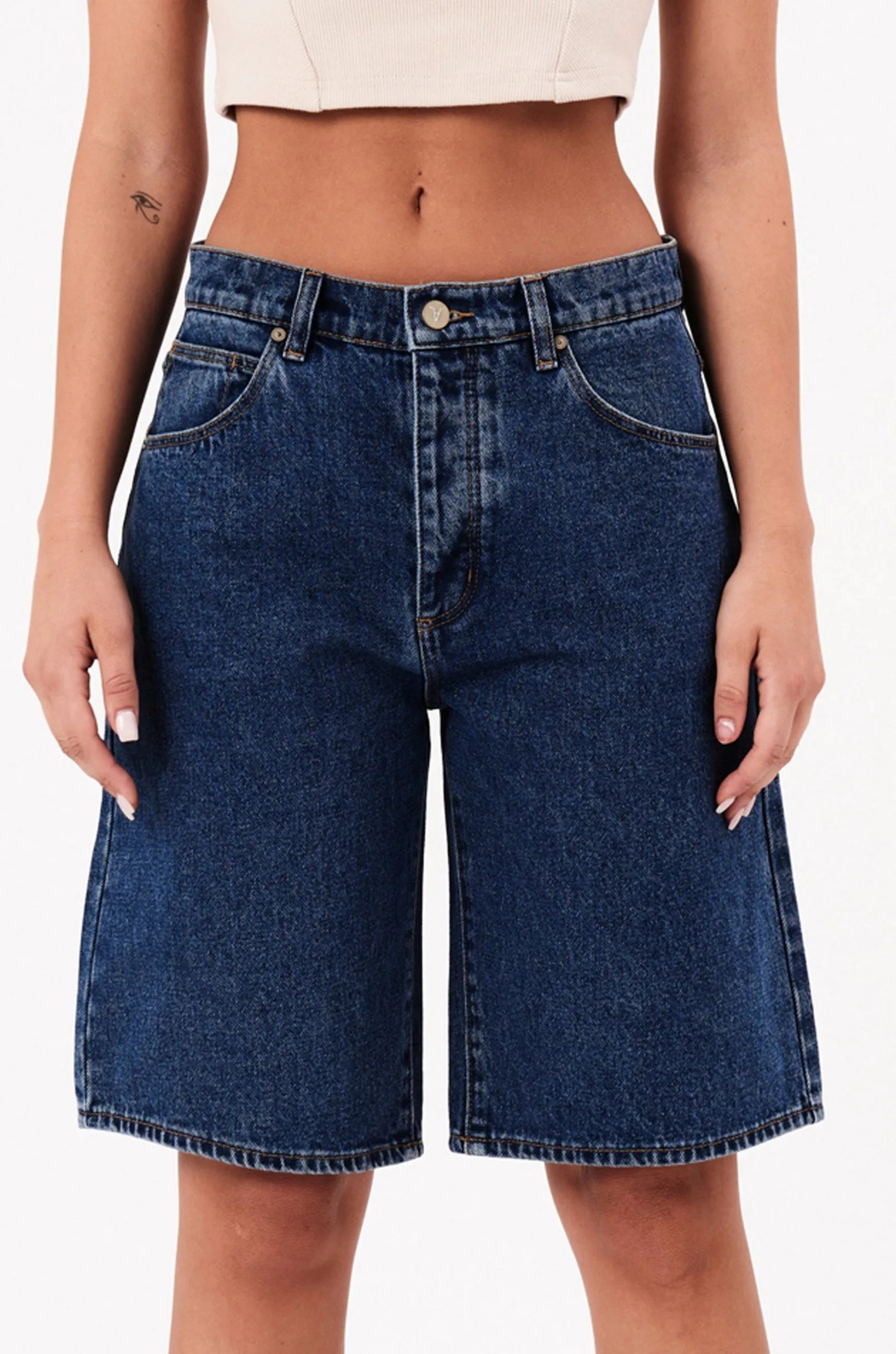 Mid rise jorts shorts
Relaxed and wide leg design
Button fly
Rigid denim does require some time to &#39;wear in&#39;