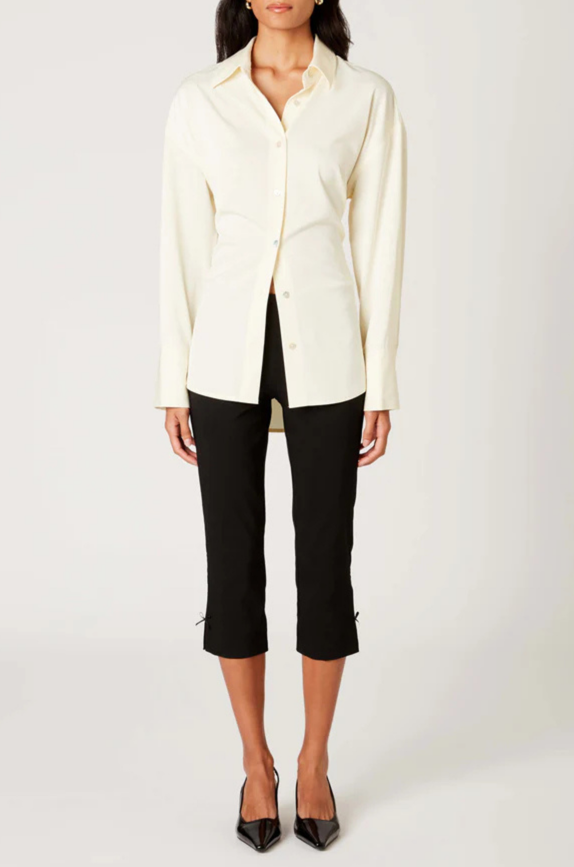cream Satin oversized poplin collared shirt
Button down closure
Sleeve buttons
Adjustable lace up tie detail at back
Unlined
business button down top
work top
office attire top