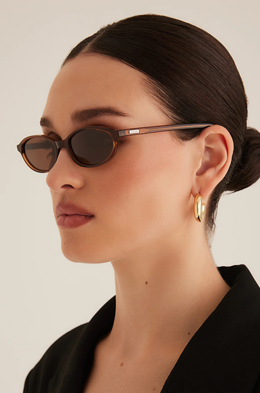 brown Oval sunglasses
Gold hardware engraved with Banbé logo on outer left arm
Scratch resistant/category 3/polarised lens
100% UV protection
Acetate frame
Width: 10.4cm / Lens Height: 3cm / Arm Length: 14cm / Nose Bridge: 1.9cm