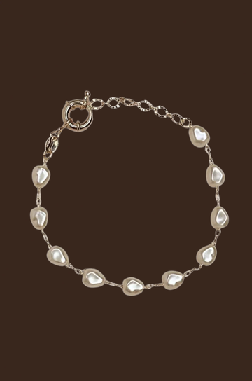 Baroque Pearl Bracelet
18k Gold Filled
6x8mm Simulated Baroque Pearls
Length: 6.5 inches with 1" extender
Hypoallergenic