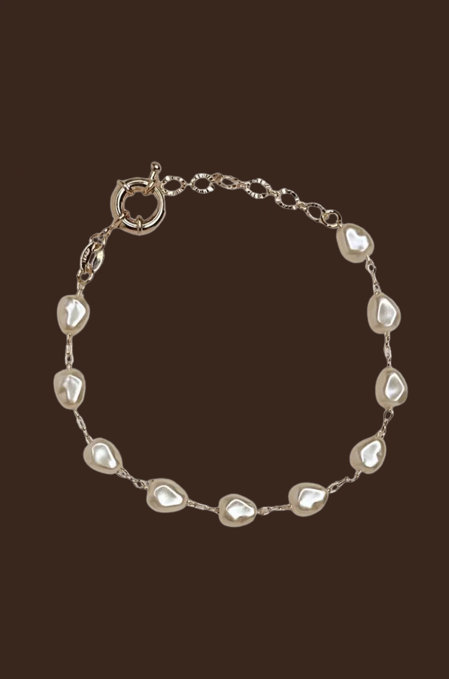 Baroque Pearl Bracelet
18k Gold Filled
6x8mm Simulated Baroque Pearls
Length: 6.5 inches with 1" extender
Hypoallergenic