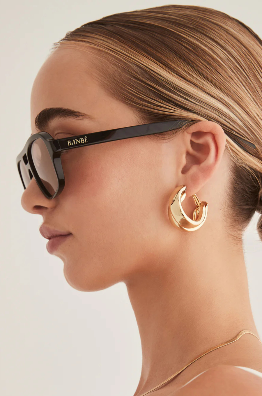 Acetate aviators
Gold embossed Banbé logo on outer left arm
Style details printed in gold foil on inner right arm
Scratch resistant/Category 3/Polarised
100% UV protection with high sun glare reduction
Includes branded vegan case &amp; cleaning cloth
brown aviator sunglasses