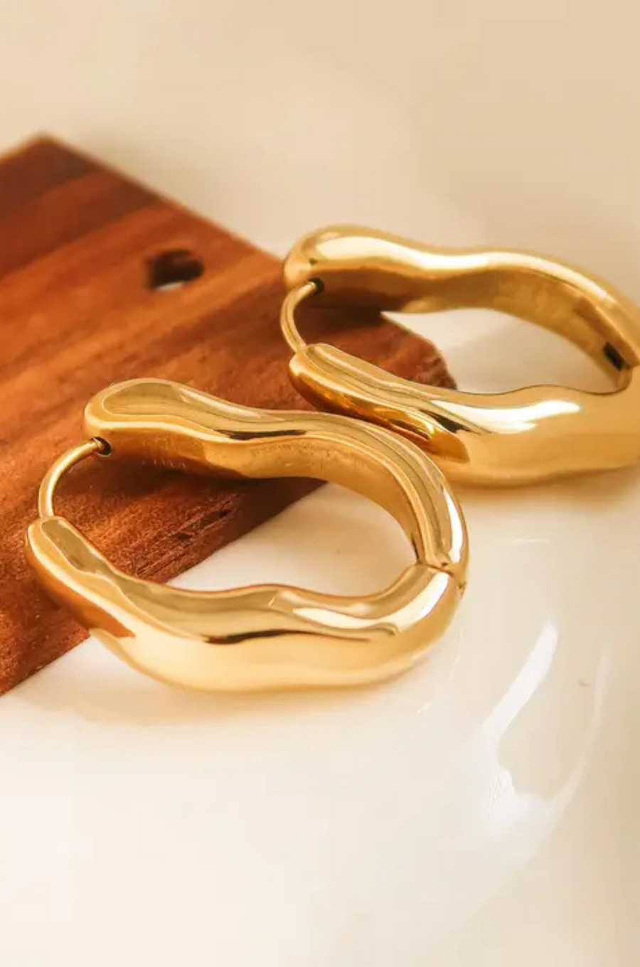 18K gold non-tarnish wavy oval hoop earring
18K gold plating stainless steel
Measurement (L x W inch): 1 x 0.8
Lead and Nickel Free
Hypoallergenic
Water Resistant