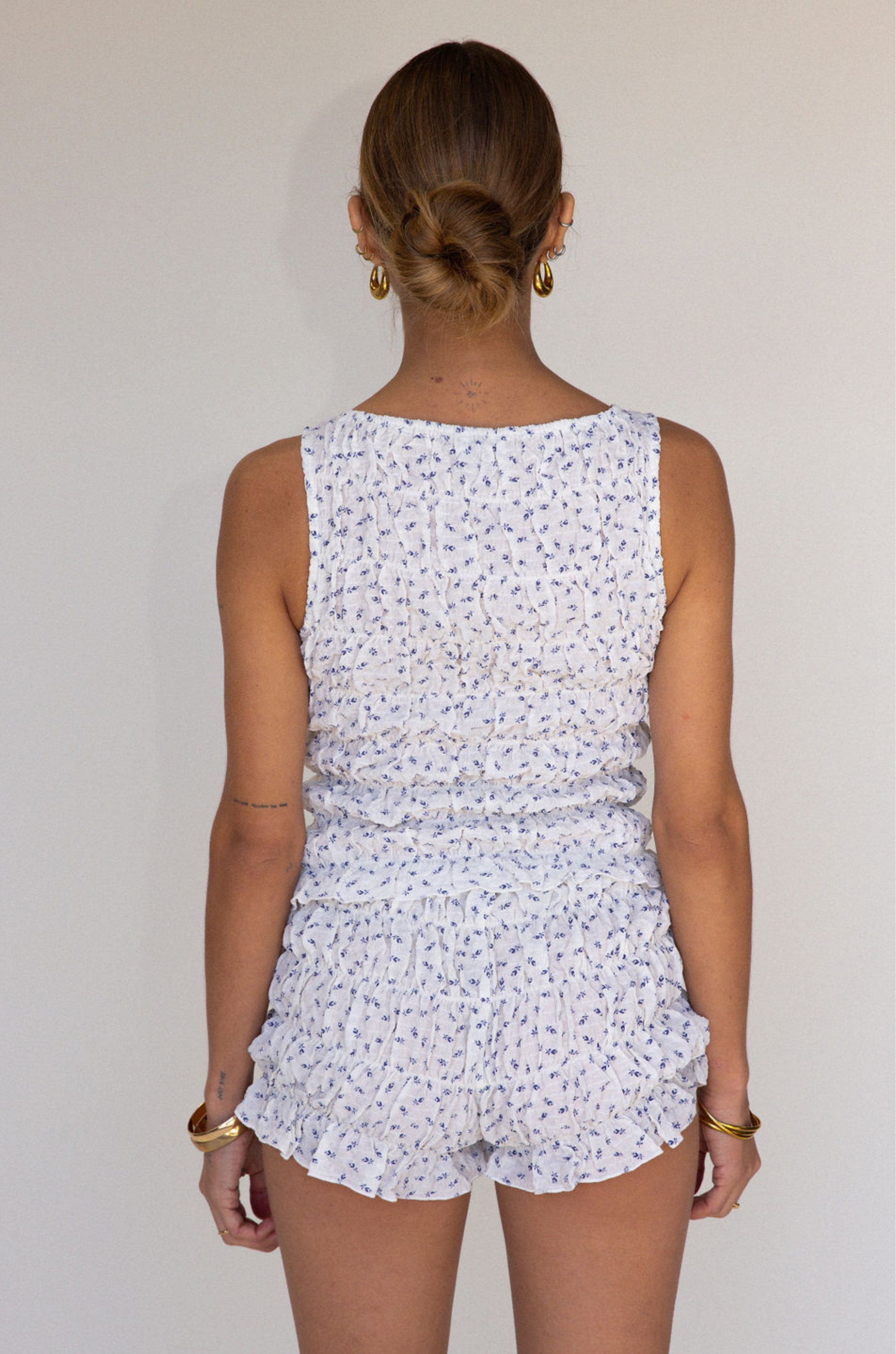 white Smocked floral printed shorts
Faux front bow
Elastic waistband
Has stretch
Unlined
summer shorts