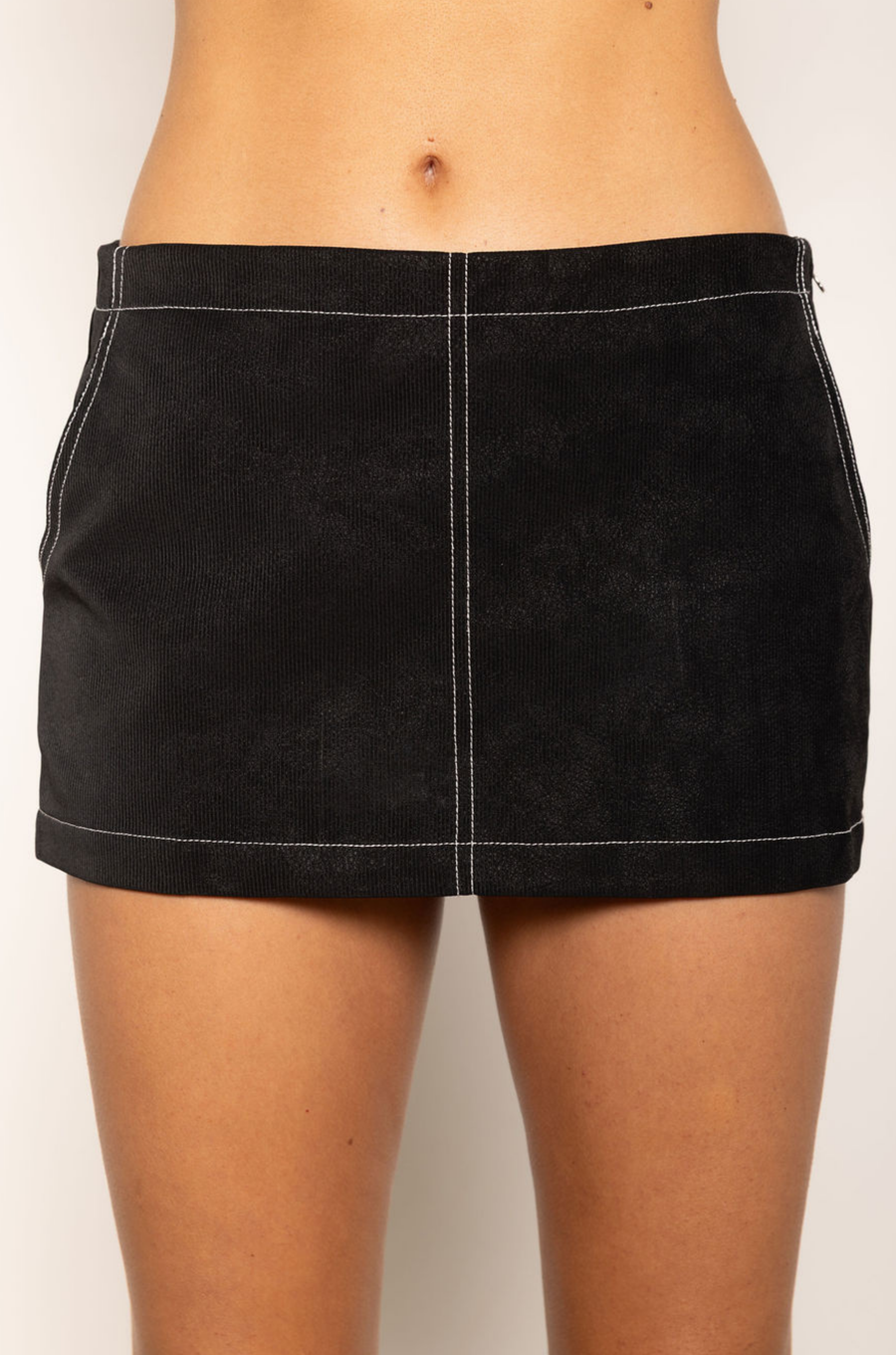 Faux leather mini skirt
Inner shorts lining
Side zipper closure
Side zippers
Contrast stitching
black faux leather mini skirt
fall outfit