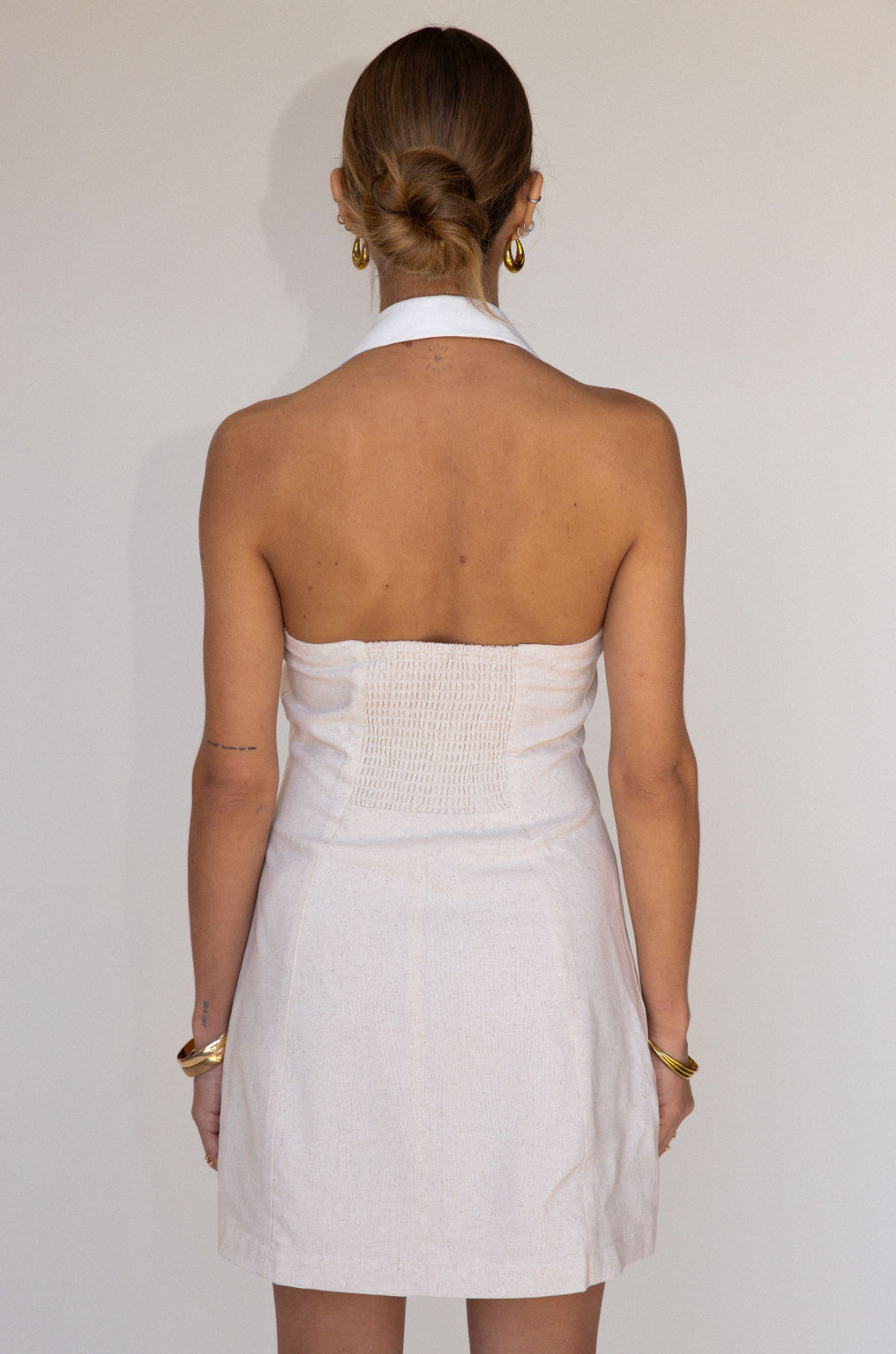 tan cream oatmeal Linen woven halter mini dress
Contrast halter collar
Button down closure
Smocked back
Lined
spring mini dress
summer mini dress