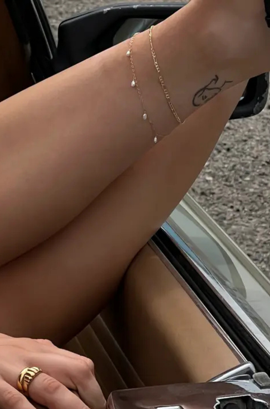 Gold filled pearl charm anklet
Length: 8” Chain with 1.5” extender
Charm: Five .25" pearls
Size and shape of pearls may vary