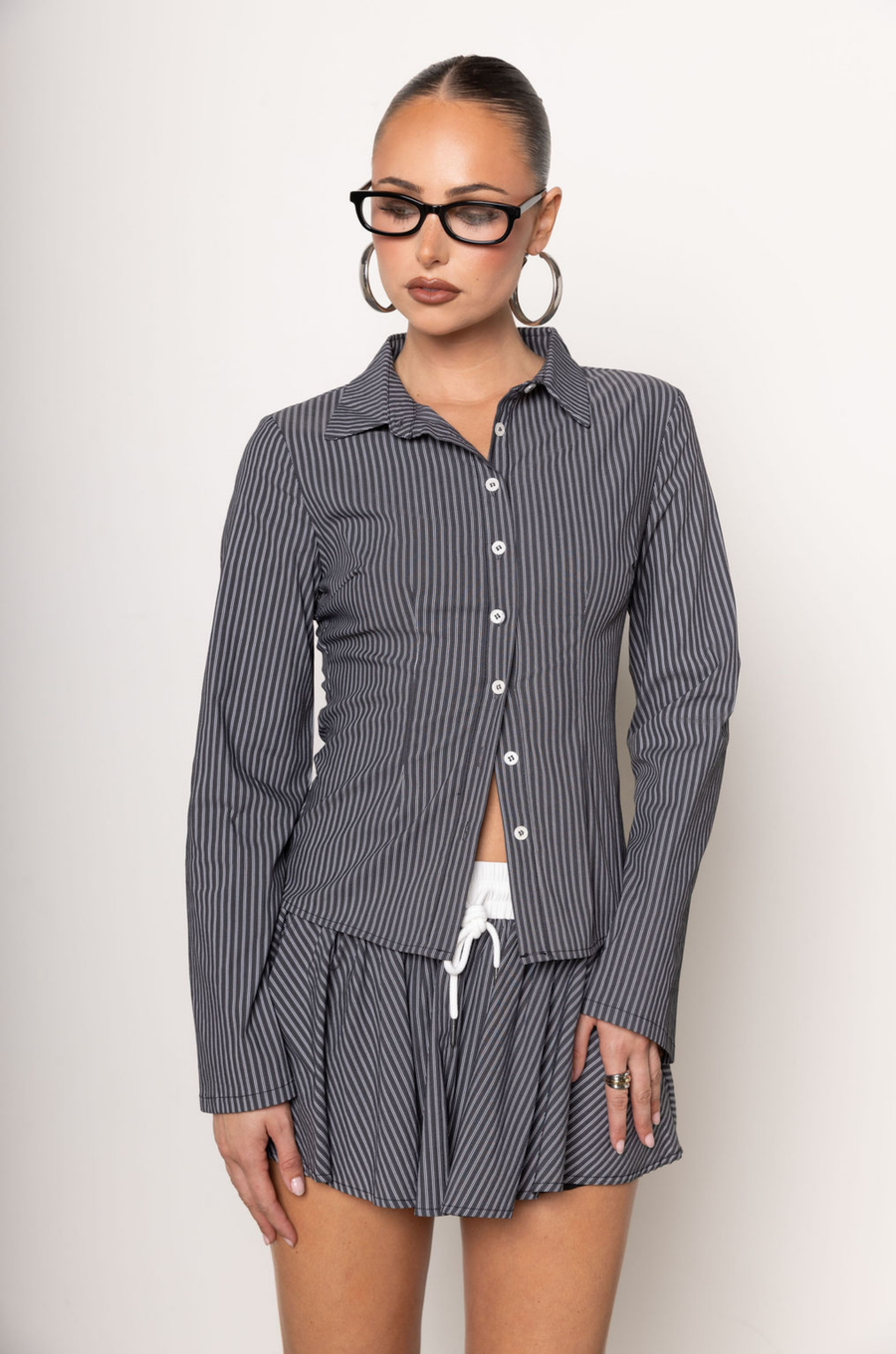 black Striped button down blouse top
Collared
Mini arm flare
Fitted
Button down closure
Unlined