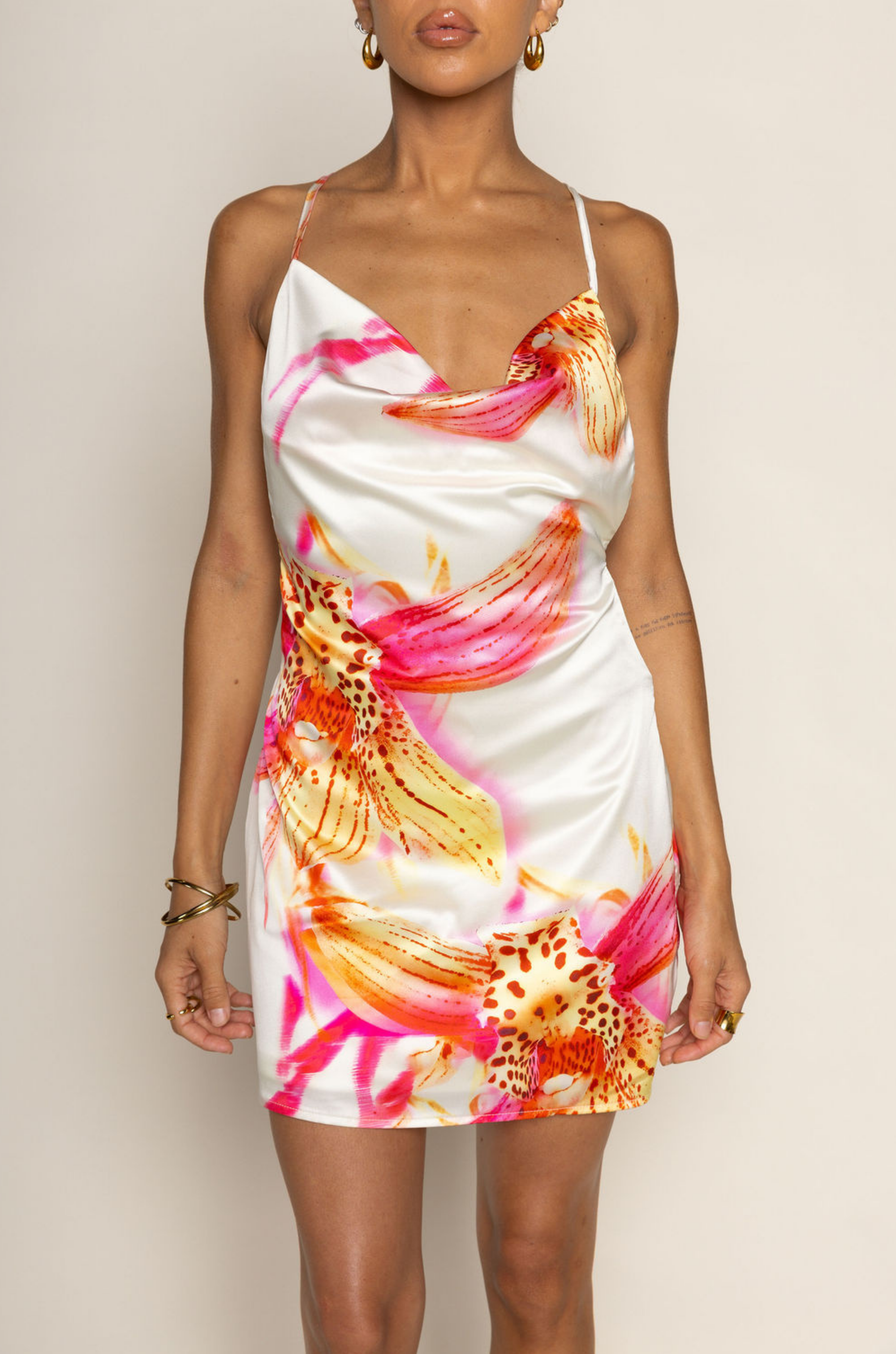 Floral printed satin mini dress
Open back
Adjustable straps
Side zipper closure
mini cowl neck
resort wear
resort mini dress