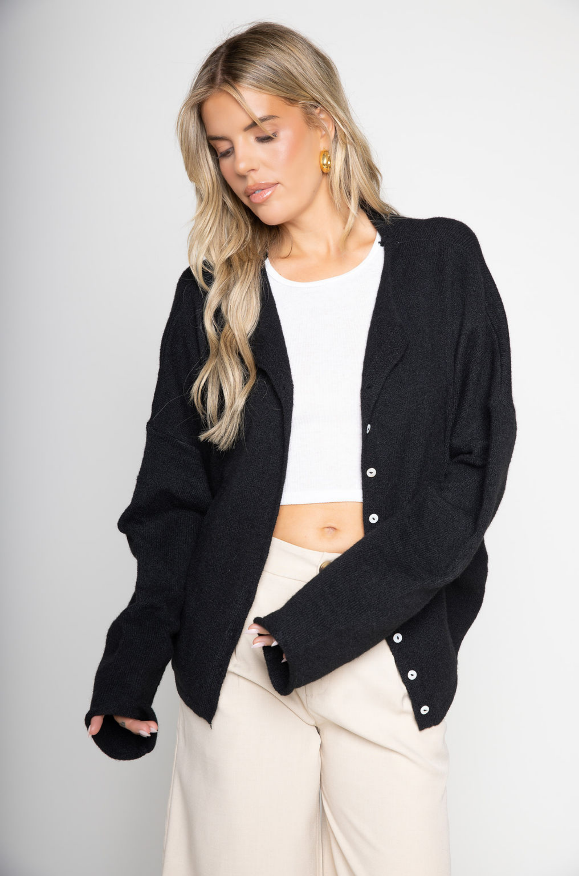 Fuzzy knit cardigan
Crewneck
Front button down closures
Long sleeves
Unlined
black basic cardigan
fall cardigan
fall sweater
fall outfit