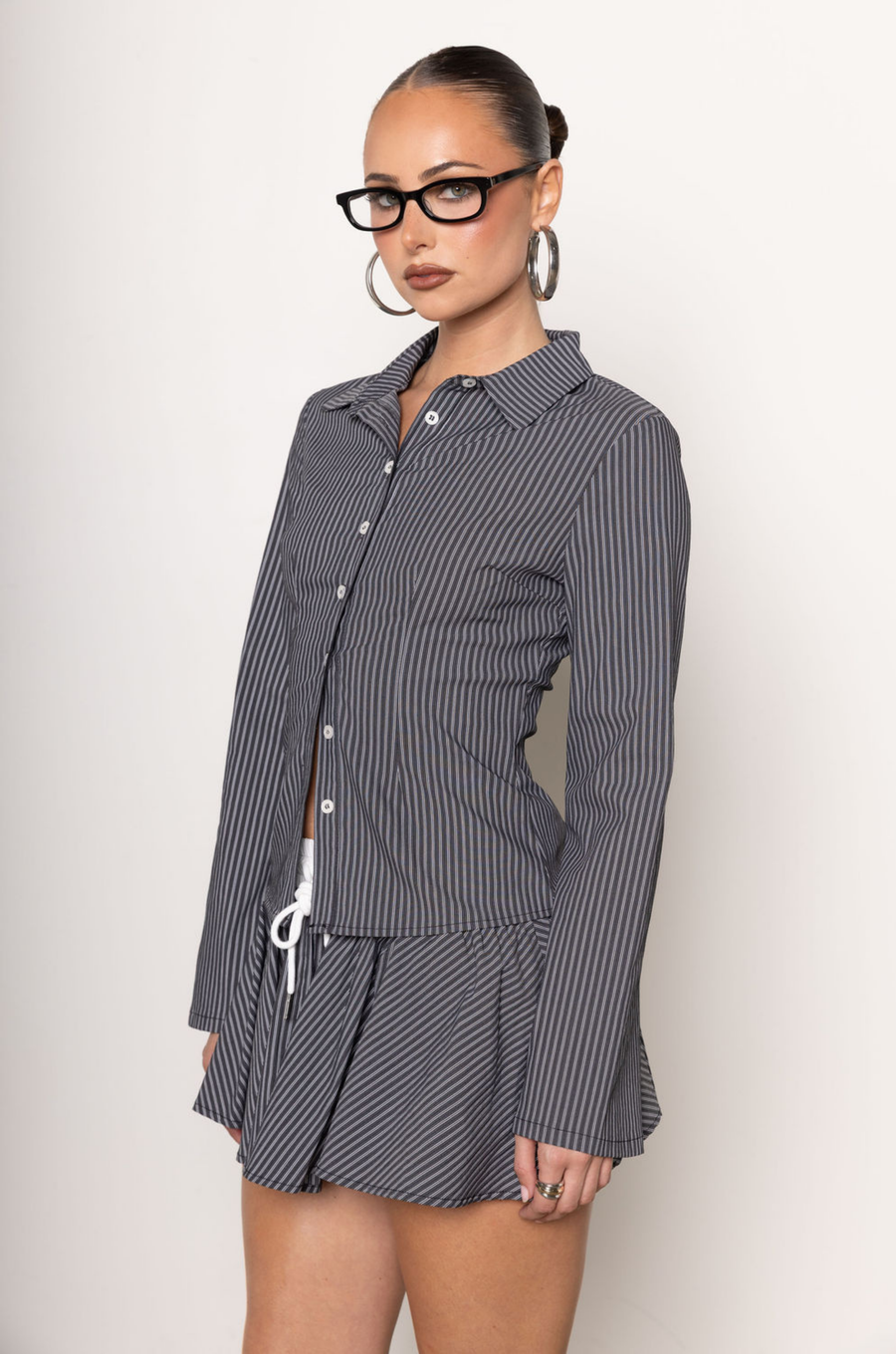 black Striped button down blouse top
Collared
Mini arm flare
Fitted
Button down closure
Unlined