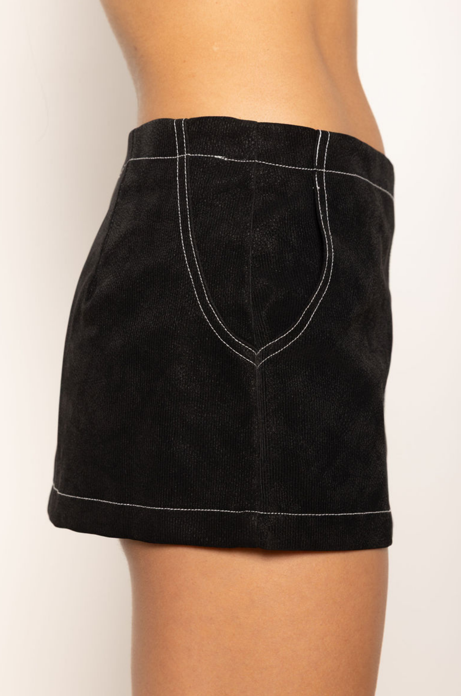 Faux leather mini skirt
Inner shorts lining
Side zipper closure
Side zippers
Contrast stitching
black faux leather mini skirt
fall outfit