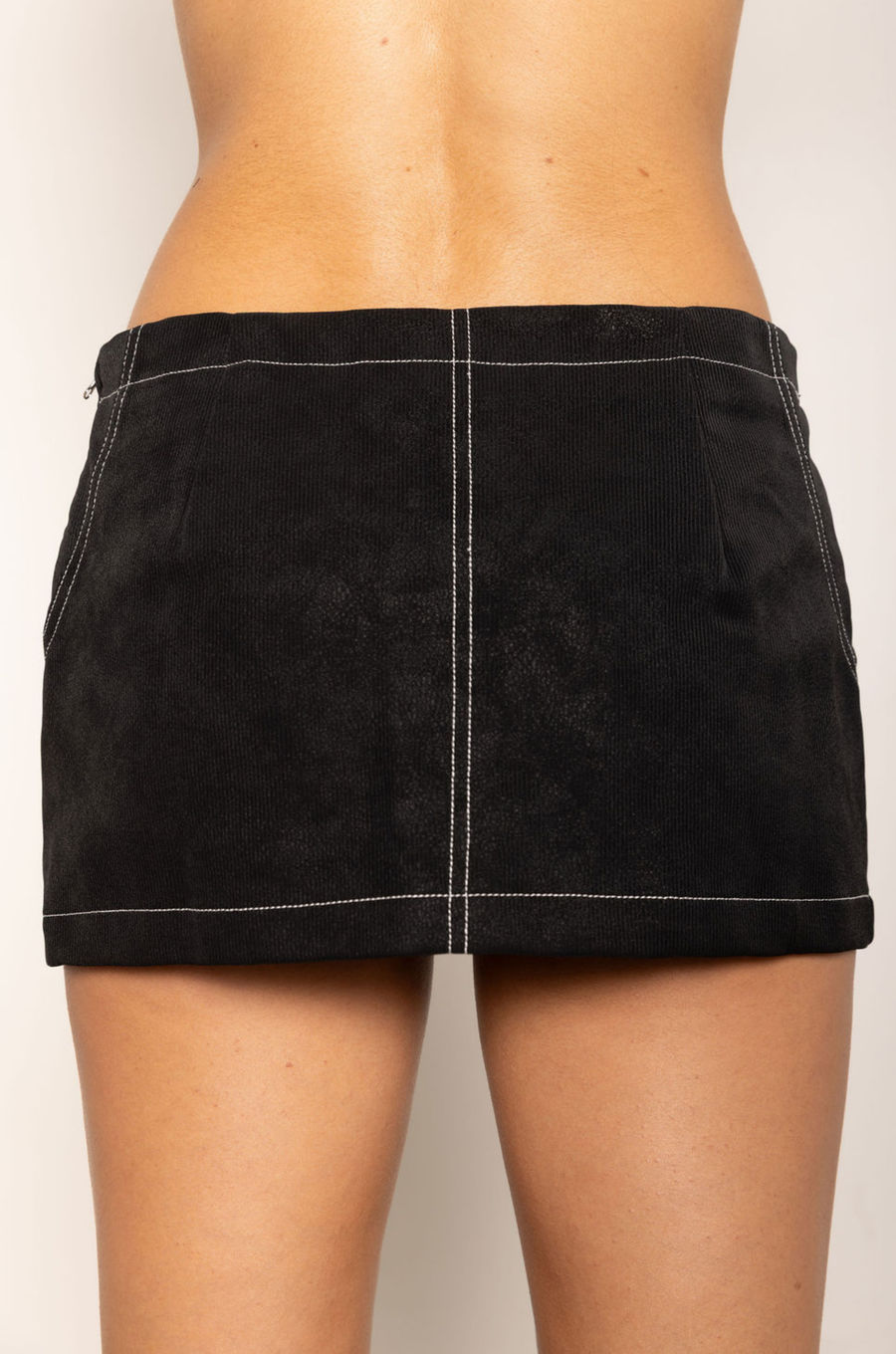 Faux leather mini skirt
Inner shorts lining
Side zipper closure
Side zippers
Contrast stitching
black faux leather mini skirt
fall outfit