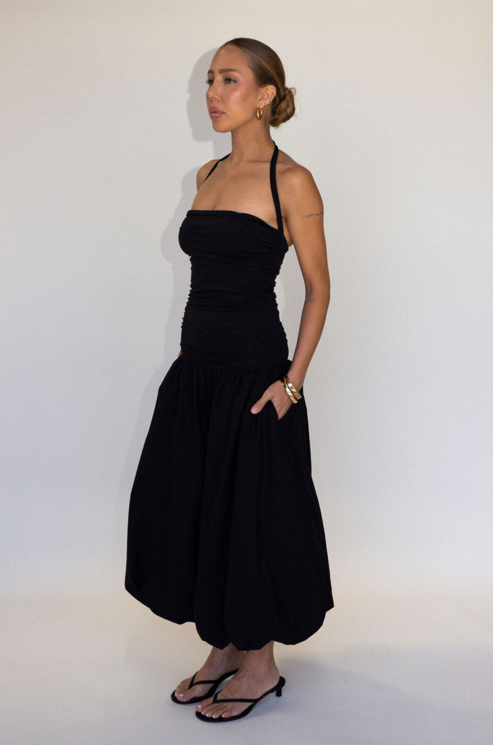 black Bubble halter maxi dress
Adjustable tie straps
Knit bodice
Woven skirt
Elastic neckline
Ruched sides
Side pockets
Fully lined