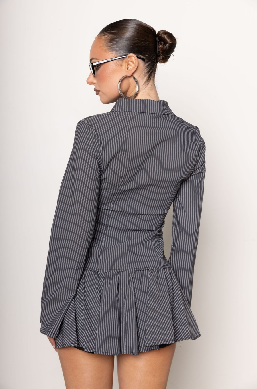 black Striped button down blouse top
Collared
Mini arm flare
Fitted
Button down closure
Unlined