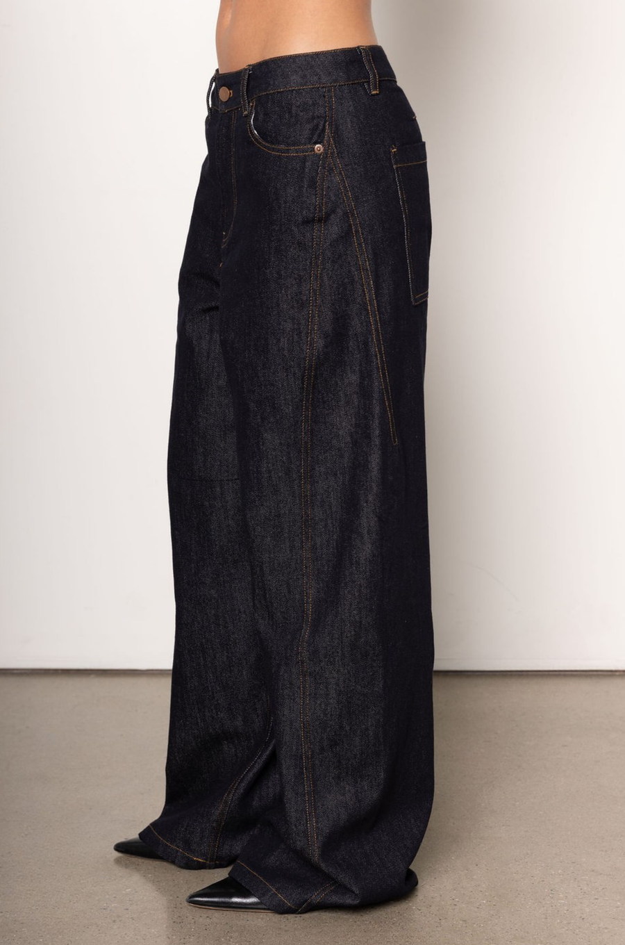 High waisted denim jean
Dark wash
Button fly closure
4 pocket construction
Contrast stitching
Unlined
dark denim jeans
fall bottoms
fall pants
fall denim
fall outfit
denim on denim outfit