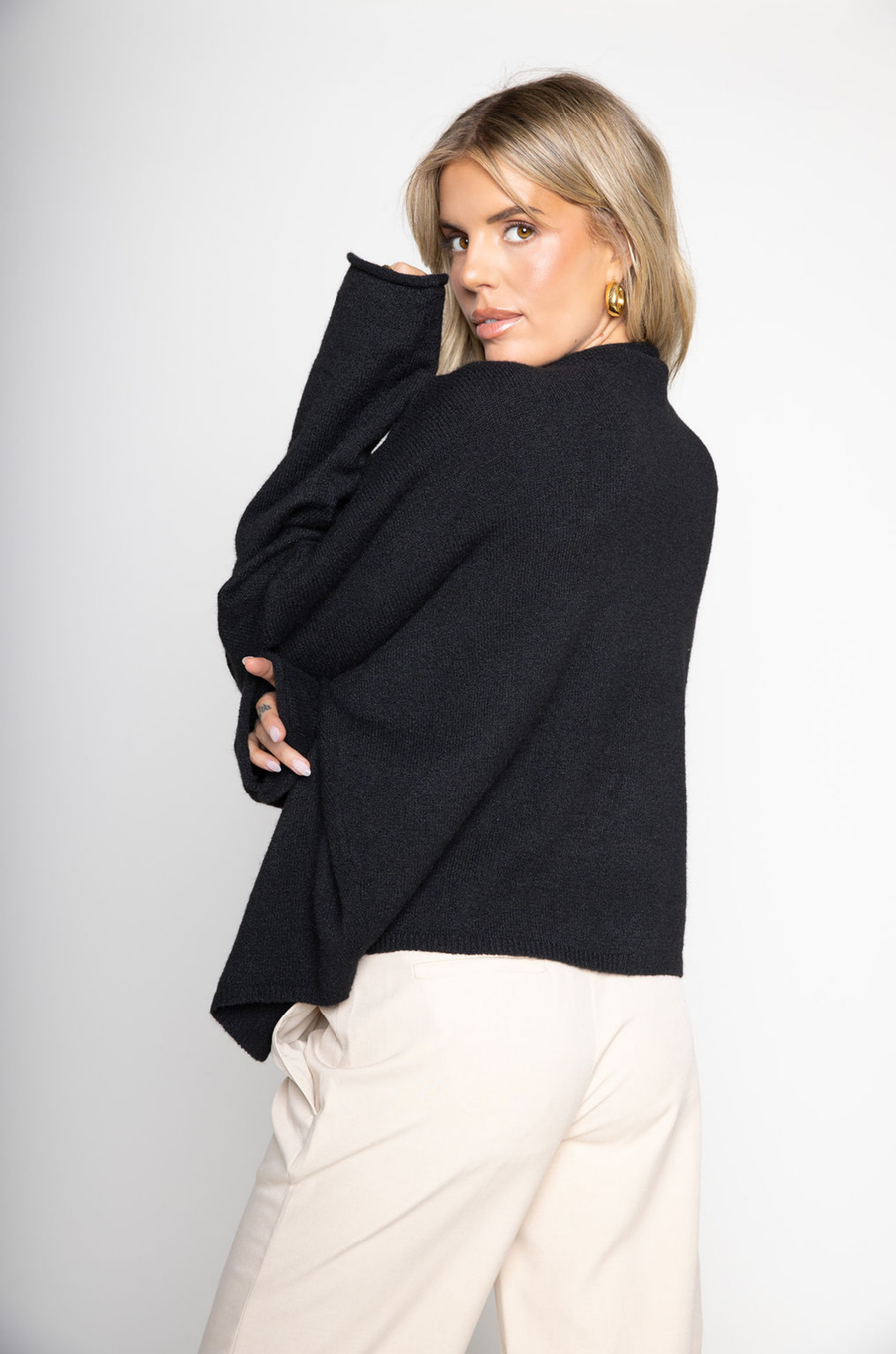Fuzzy knit cardigan
Crewneck
Front button down closures
Long sleeves
Unlined
black basic cardigan
fall cardigan
fall sweater
fall outfit