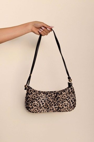 Leopard printed shoulder bag
Thin/rectangular shape with curved edges
Top zip closure with gold hardware
Adjustable, thin shoulder strap
leopard satin shoulder bag