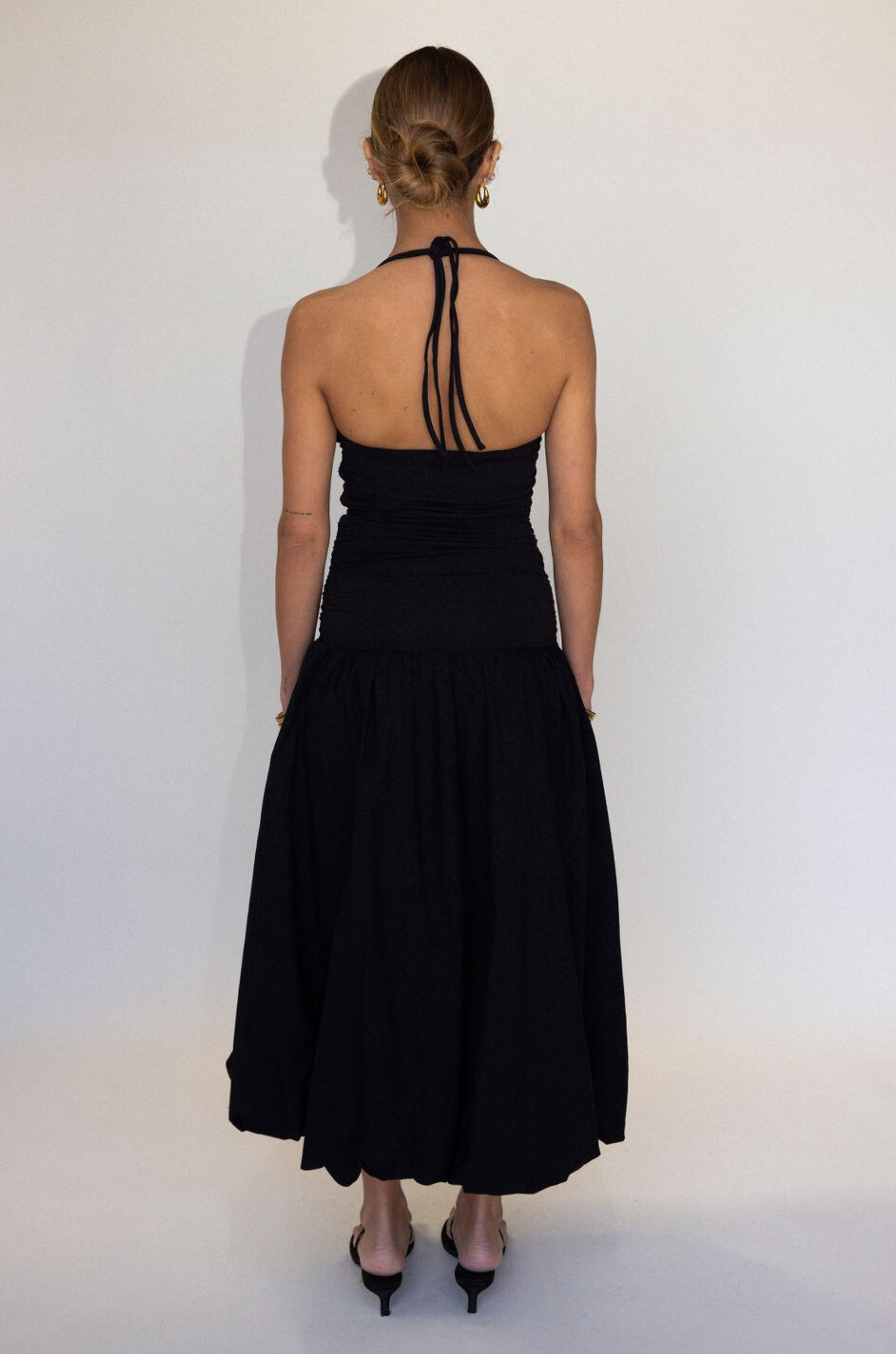 black Bubble halter maxi dress
Adjustable tie straps
Knit bodice
Woven skirt
Elastic neckline
Ruched sides
Side pockets
Fully lined