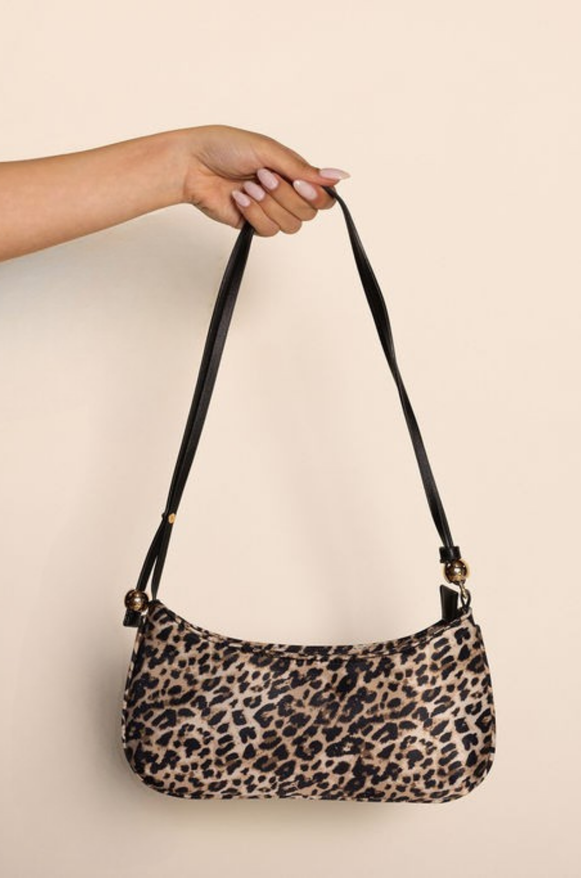 Leopard printed shoulder bag
Thin/rectangular shape with curved edges
Top zip closure with gold hardware
Adjustable, thin shoulder strap
leopard satin shoulder bag