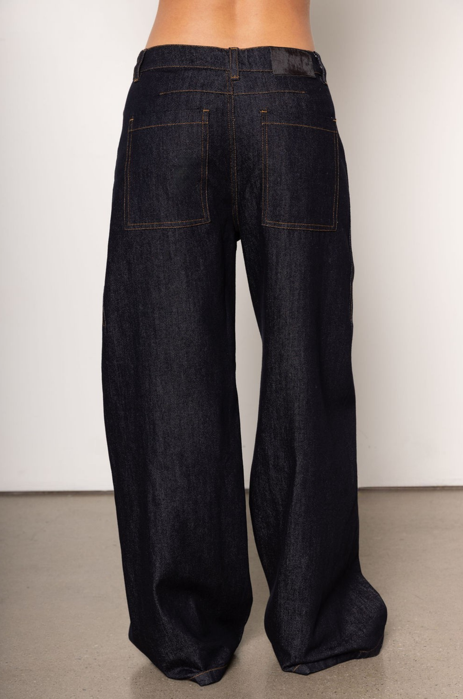 High waisted denim jean
Dark wash
Button fly closure
4 pocket construction
Contrast stitching
Unlined
dark denim jeans
fall bottoms
fall pants
fall denim
fall outfit
denim on denim outfit