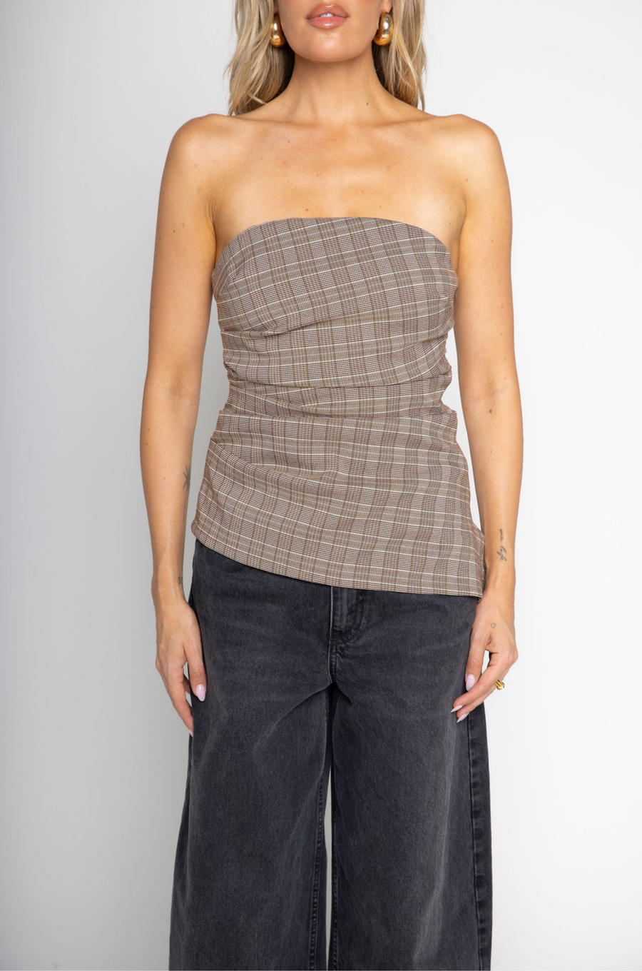 Plaid asymmetrical tank top
Asymmetrical hemline
Inner rubber grip lining
Adjustable/removeable straps
Side zipper closure
Lined
brown plaid tank top 
brown plaid tube top
fall top
fall outfit