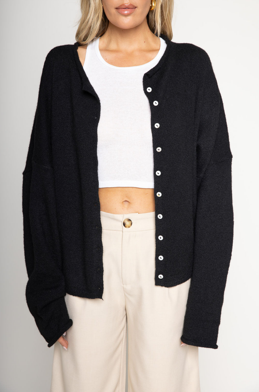 Fuzzy knit cardigan
Crewneck
Front button down closures
Long sleeves
Unlined
black basic cardigan
fall cardigan
fall sweater
fall outfit