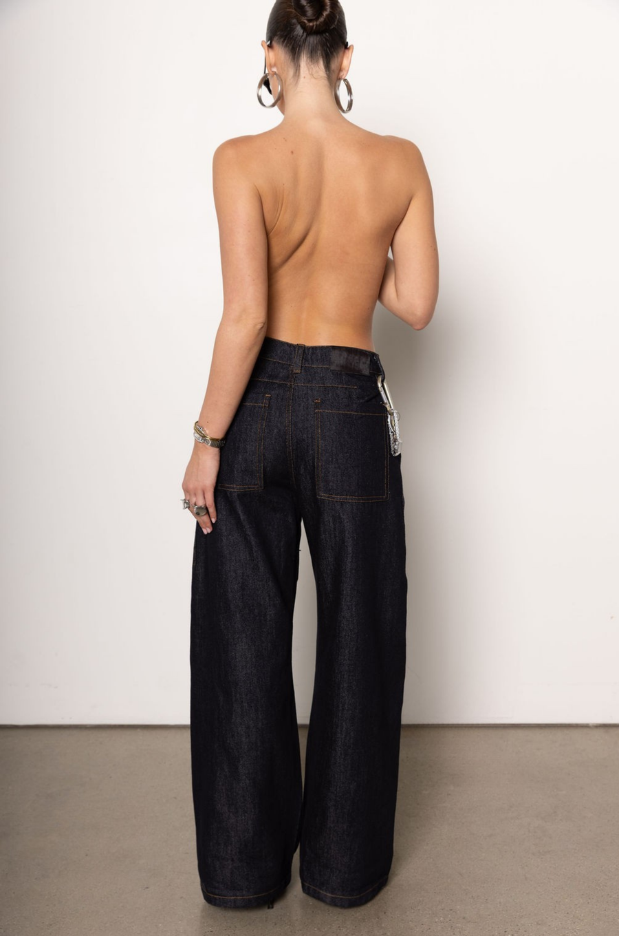 High waisted denim jean
Dark wash
Button fly closure
4 pocket construction
Contrast stitching
Unlined
dark denim jeans
fall bottoms
fall pants
fall denim
fall outfit
denim on denim outfit