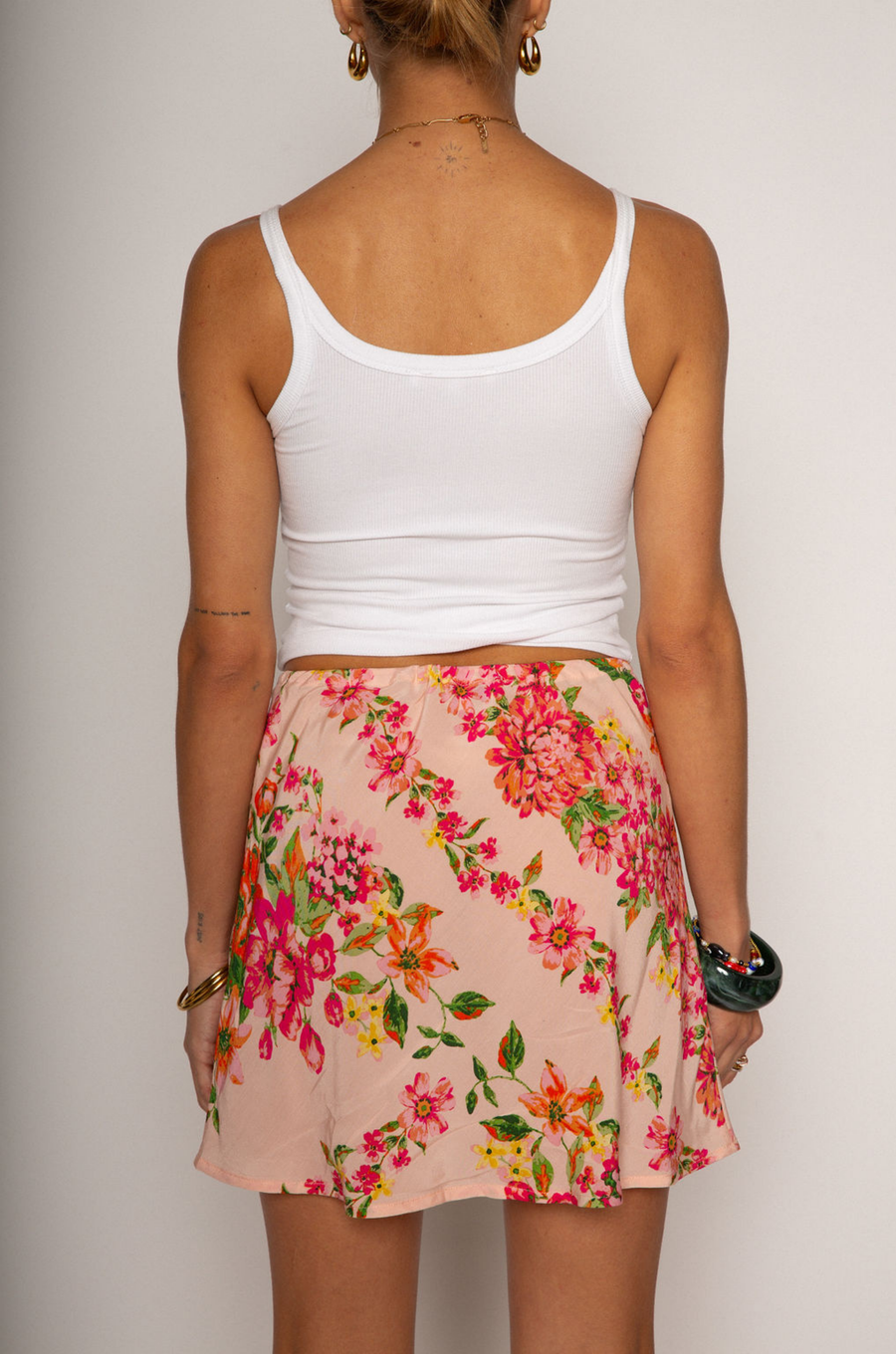 Floral printed mini skirt
Adjustable drawstring closure
Unlined
summer mini skirt