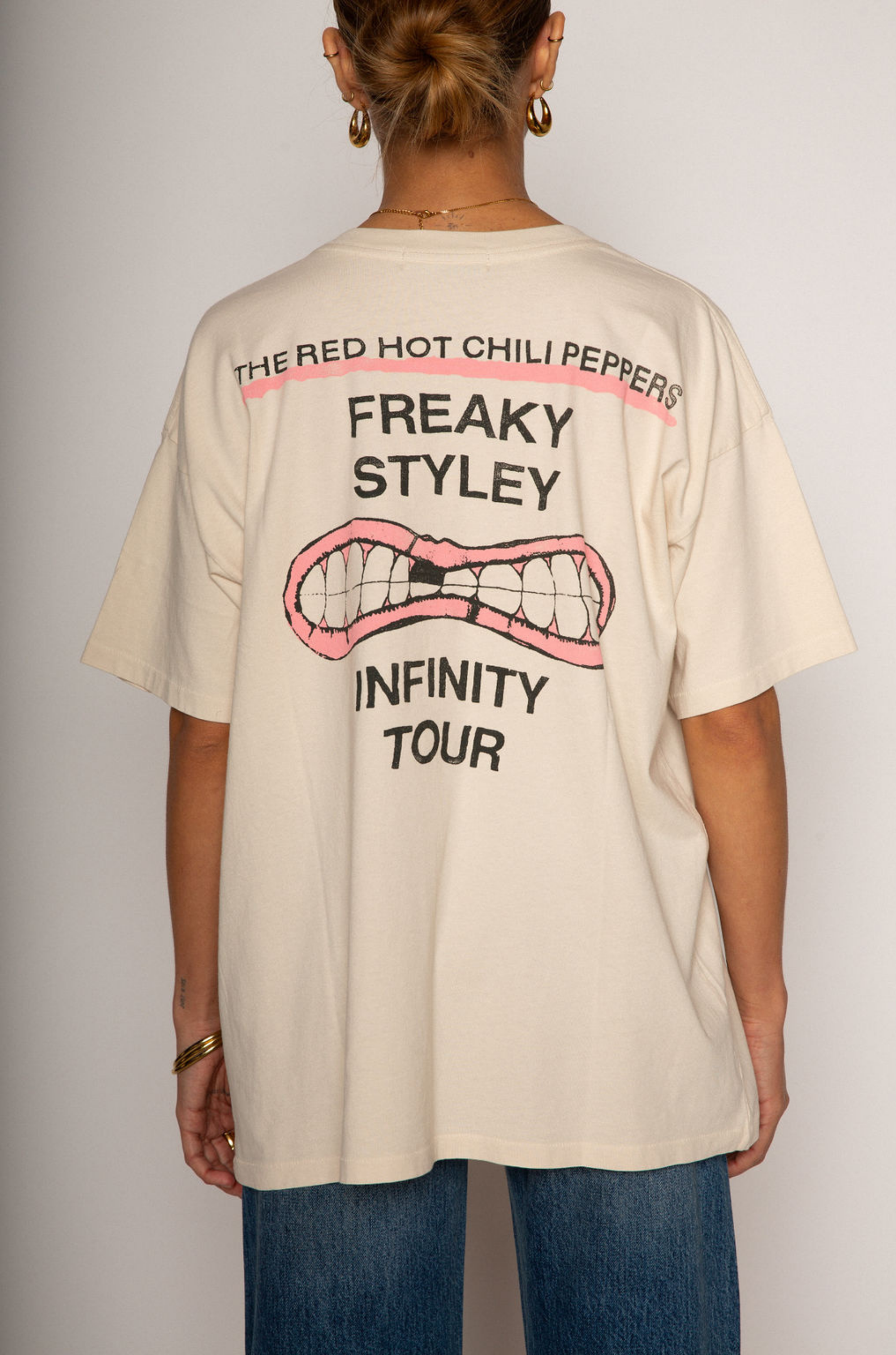 red hot chili pepper Graphic tee
Crewneck
Short sleeves
Unlined
Oversized fit