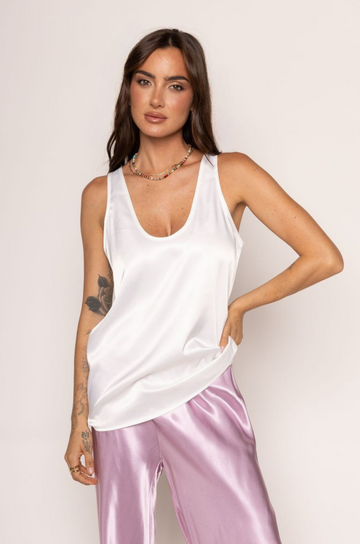 white Satin relaxed tank top
Scoop neckline
Unlined