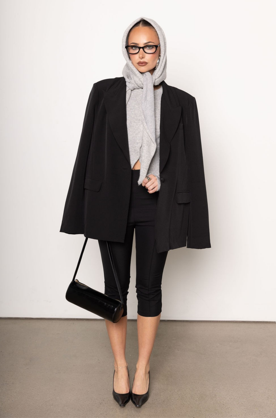 Fuzzy cardigan sweater
Comes with scarf
Snap button down closure
Ribbed hemline and arm hemline
Unlined
grey cardigan
grey scarf
holiday outfit