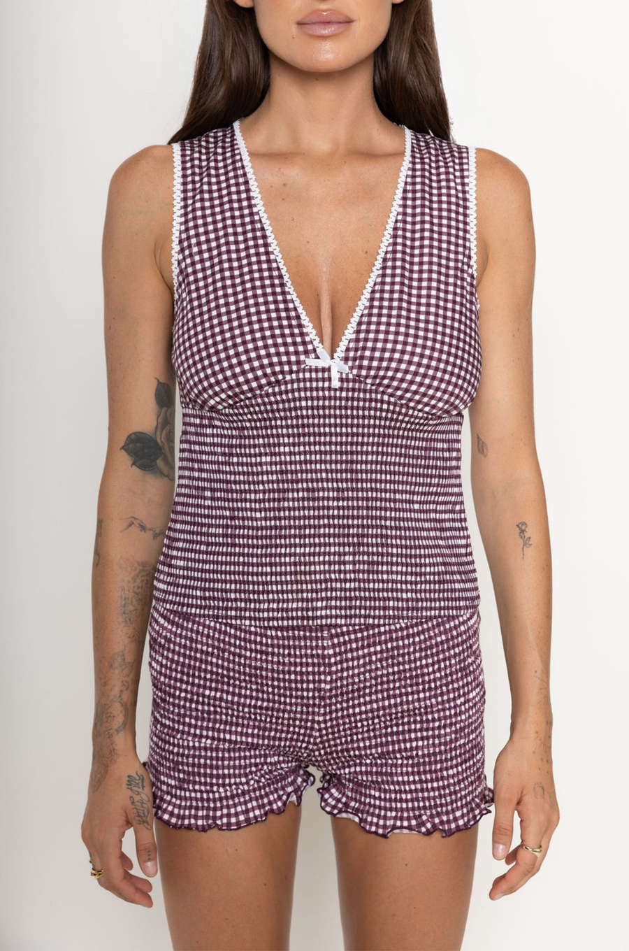 burgundy Gingham printed tank top
Poplin fabric
Deep v-neckline with bow
Shirring along the main body waist and picot trim