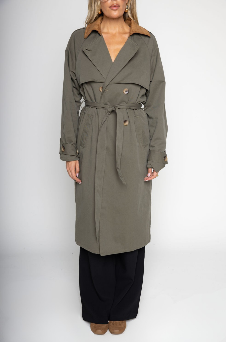 Double breasted trench coat
Suede collar
Adjustable tie waist band
Back slit
Lined
green trench coat
fall outfit
fall jacket
fall coat