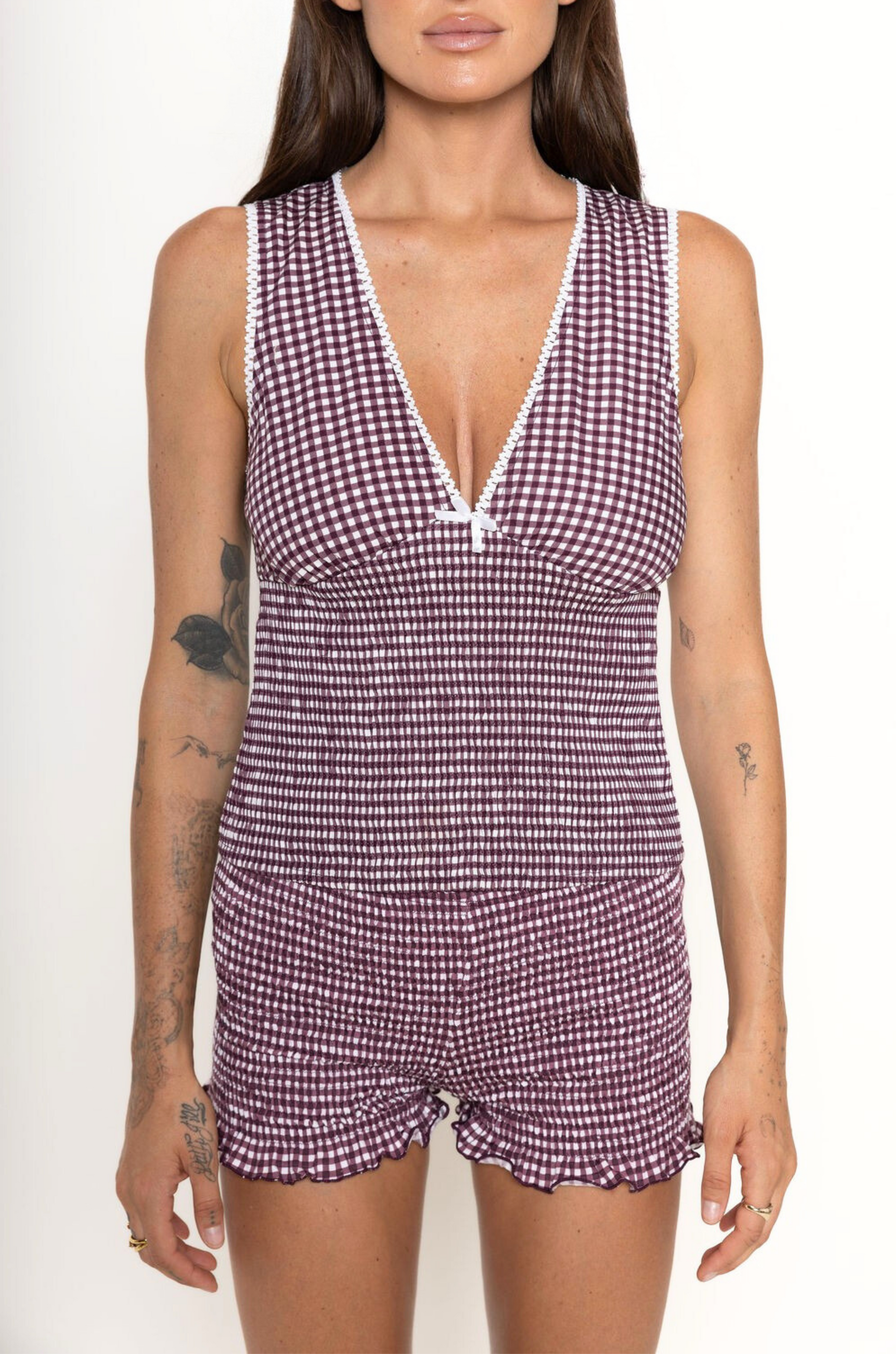 burgundy Gingham printed tank top
Poplin fabric
Deep v-neckline with bow
Shirring along the main body waist and picot trim