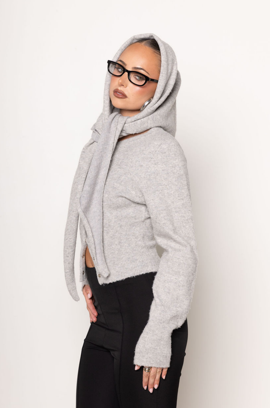 Fuzzy cardigan sweater
Comes with scarf
Snap button down closure
Ribbed hemline and arm hemline
Unlined
grey cardigan
grey scarf
holiday outfit