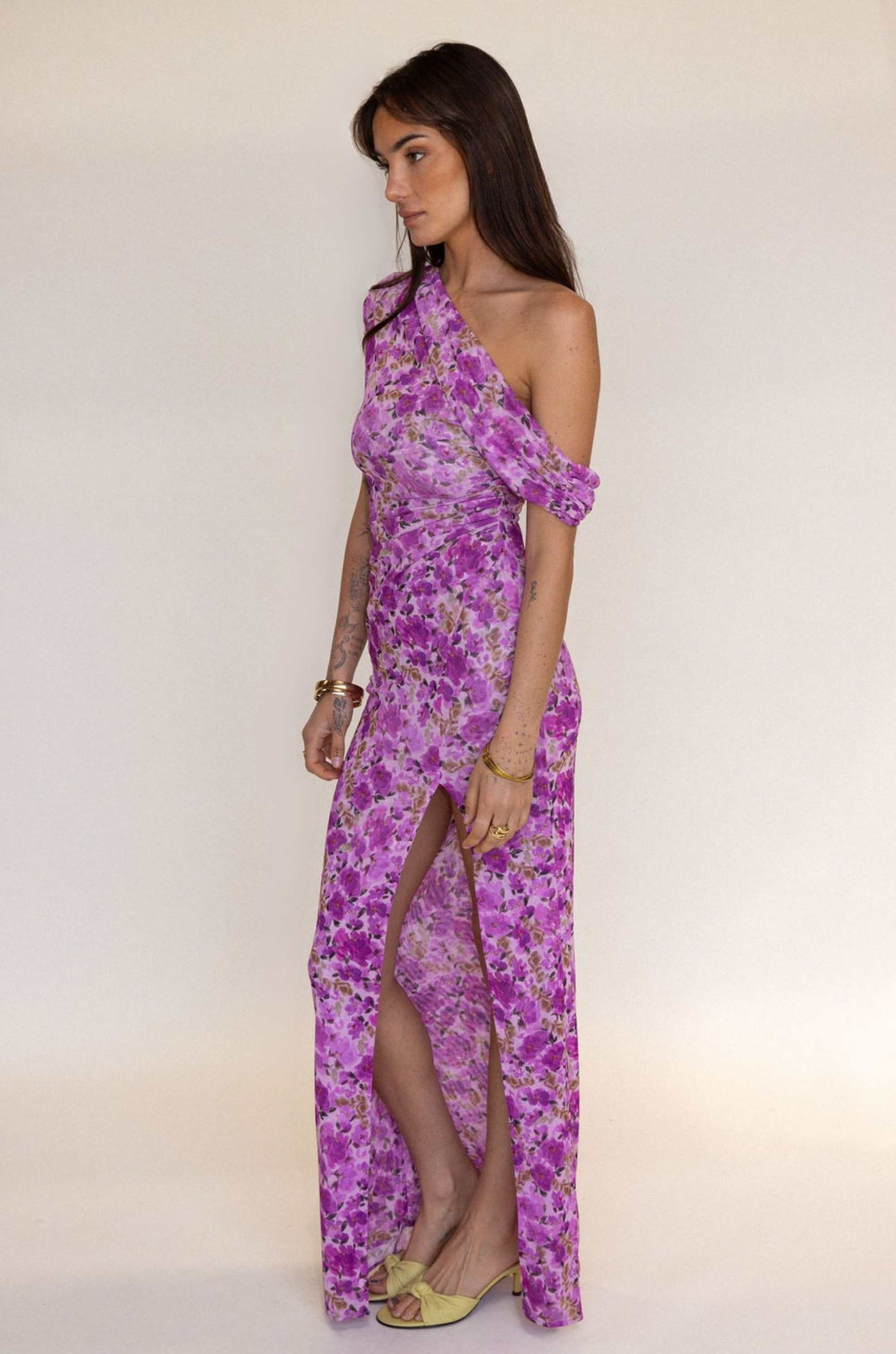 purple Floral printed maxi dress
Off the shoulder
Shirring on sides
Side slit
wedding guest dress
summer wedding guest dress