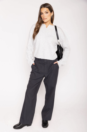 Knit long sleeve cardigan
Rolled collar
Button down closure
Unlined
light grey cardigan