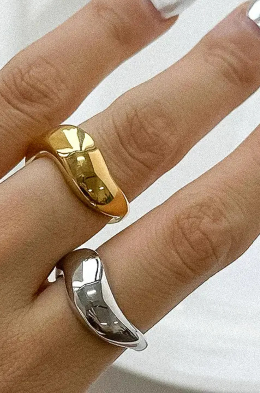 18K non-tarnish classic wavy band ring
18K gold plating stainless steel
Size 7&nbsp;measurement: 0.682 Diameter/2.14 Circumference -&nbsp;
Lead and Nickel Free
Hypoallergenic
Water Resistant