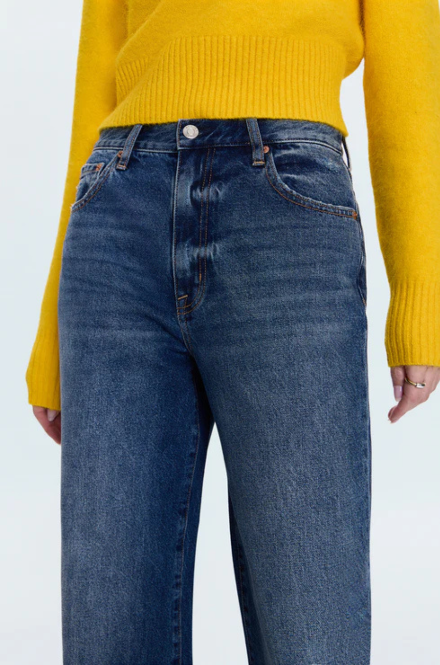 High rise and relaxed baggy silhouette
The slouchy fit sits comfortably while the structured shape maintains intentional proportions
Rigid non-stretch denim
Waist: 26" Length: 31"&nbsp; Rise: 11.5"
Cotton
blue denim high waisted jeans
