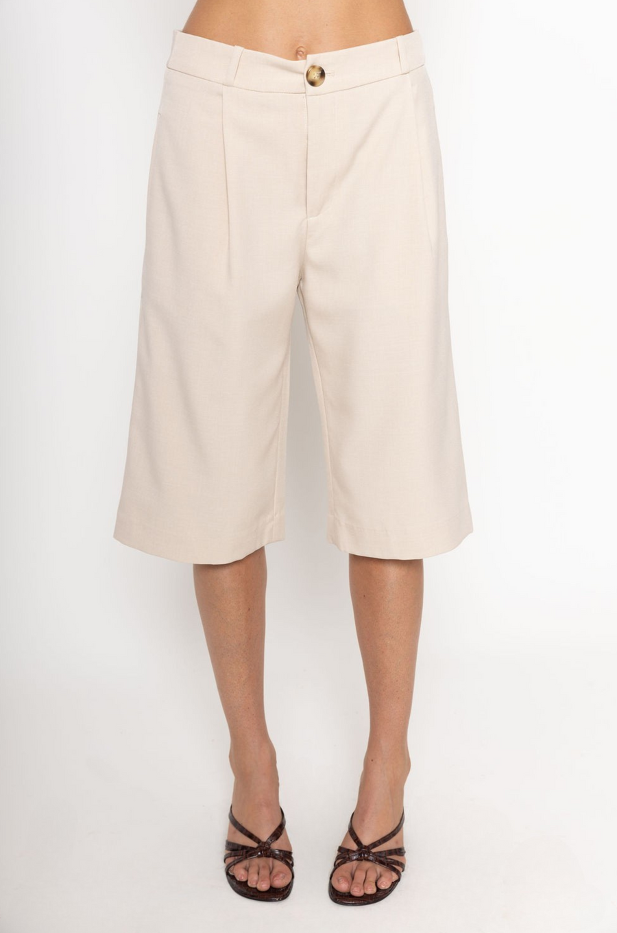 Pleated trouser jorts
Longline shorts
2 side pockets
2 faux back pockets
Button and fly closure
tan jorts
tan trouser jorts
trendy jorts
fall transition outfit