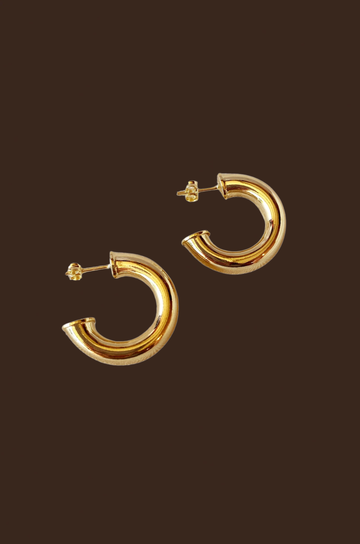 18k Gold filled 25mm&nbsp; chubby C-hoop earrings.
Metal: 18k gold-filled
Size: 25mm diameter
Thickness: 6.7 mm wide tube
Hypoallergenic
Nickel Free
Water-resistant
gold hoop earrings
